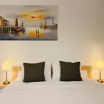Cozy Fully-Furnished Masterbedroom Near The Beach