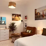 Cozy Fully-Furnished Masterbedroom Near The Beach