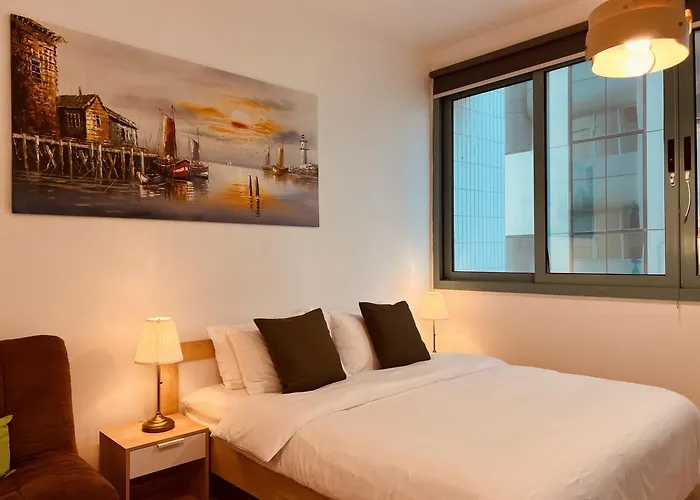 Cozy Fully-Furnished Masterbedroom Near The Beach